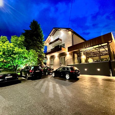 Sunny Corner Apartments Visoko Bagian luar foto