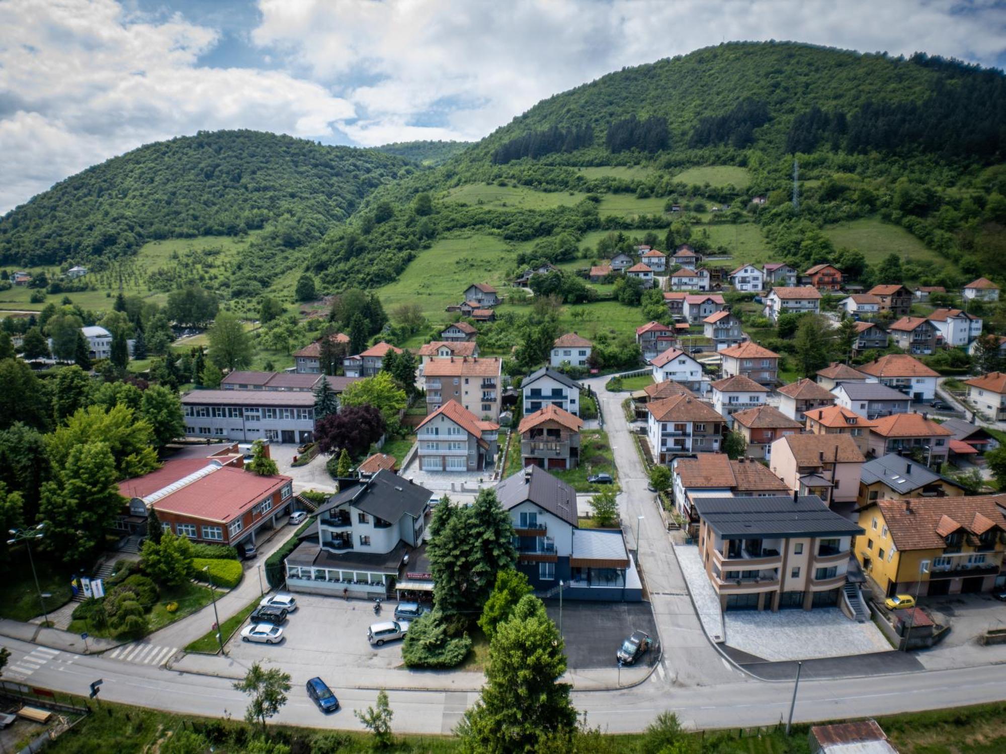Sunny Corner Apartments Visoko Bagian luar foto