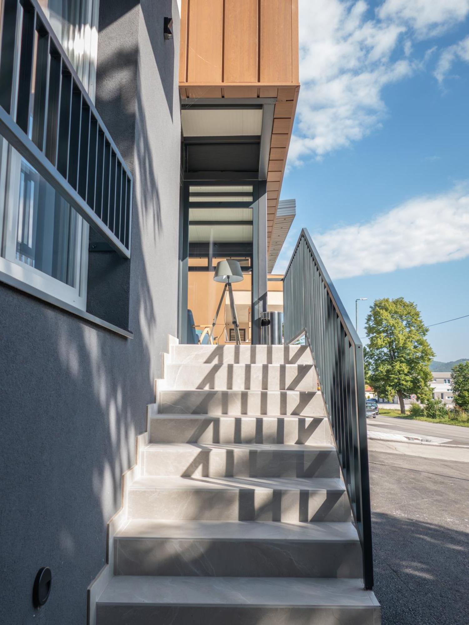 Sunny Corner Apartments Visoko Bagian luar foto