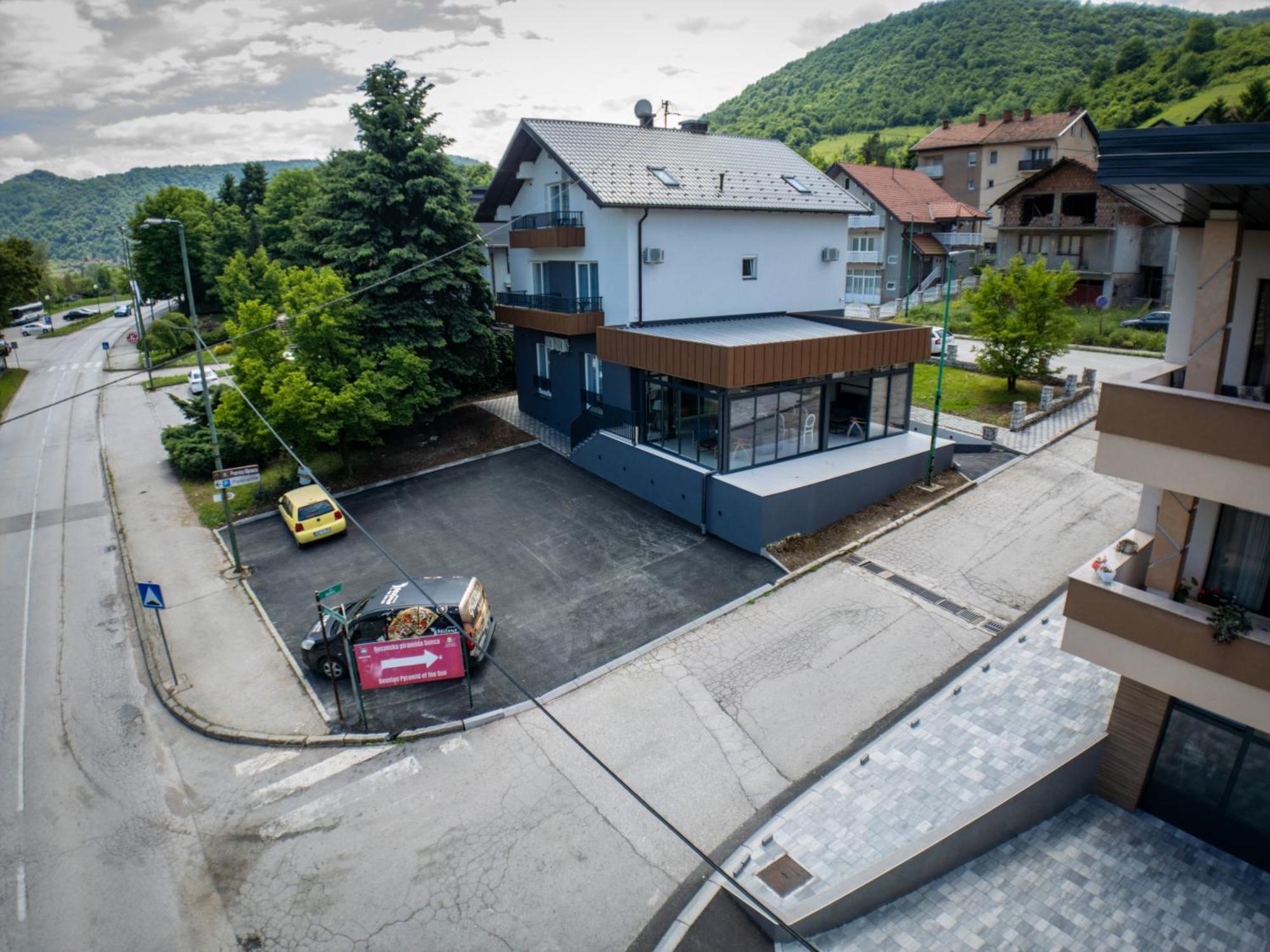Sunny Corner Apartments Visoko Bagian luar foto