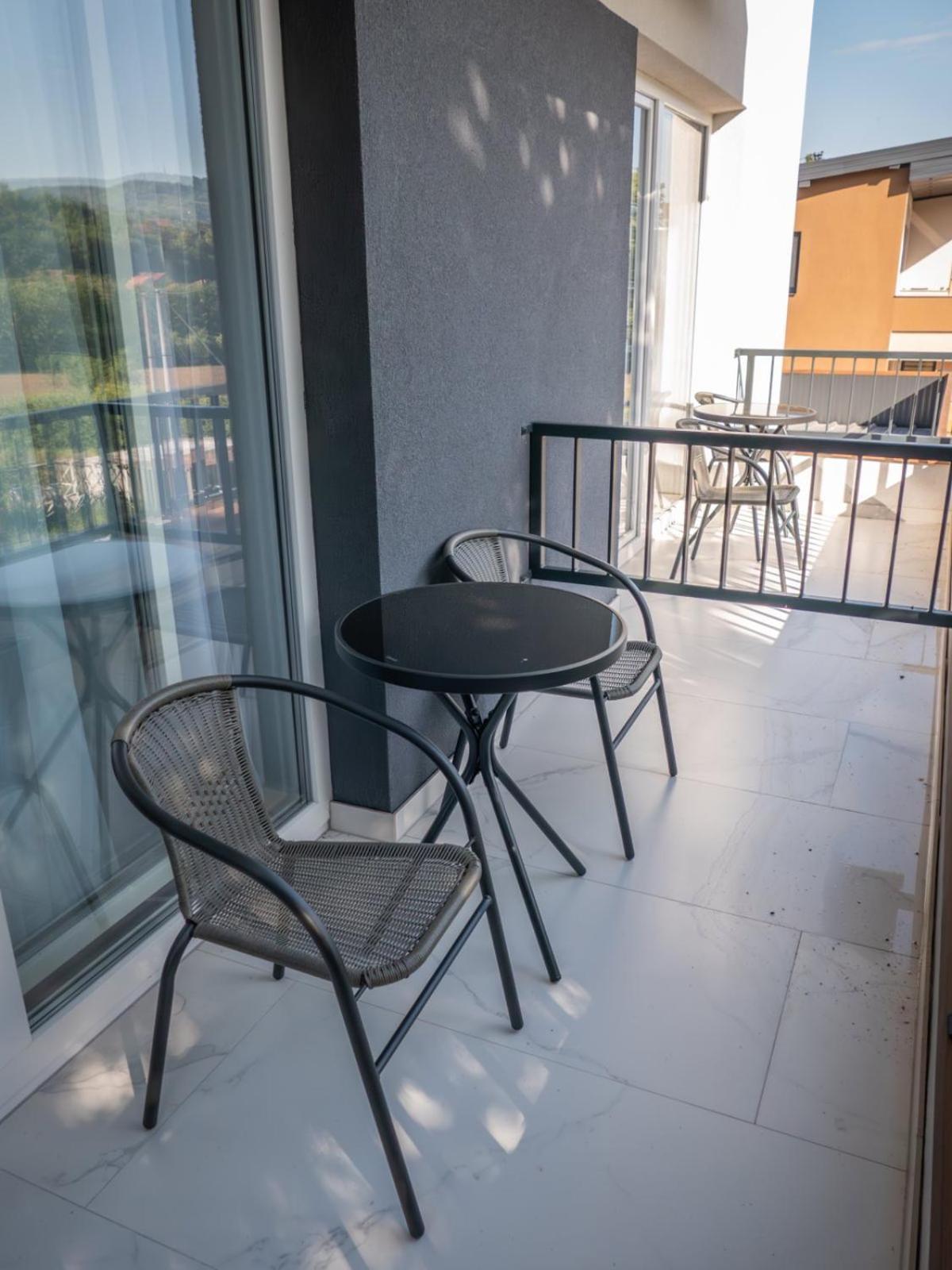 Sunny Corner Apartments Visoko Bagian luar foto