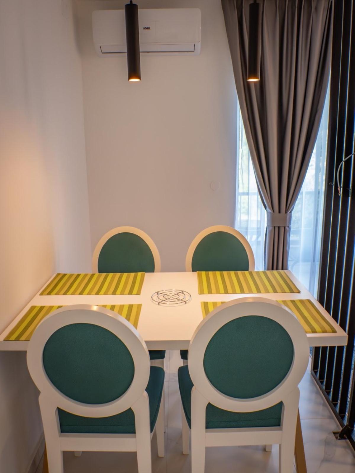 Sunny Corner Apartments Visoko Bagian luar foto