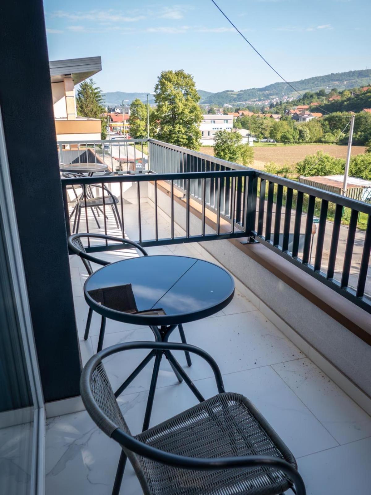 Sunny Corner Apartments Visoko Bagian luar foto