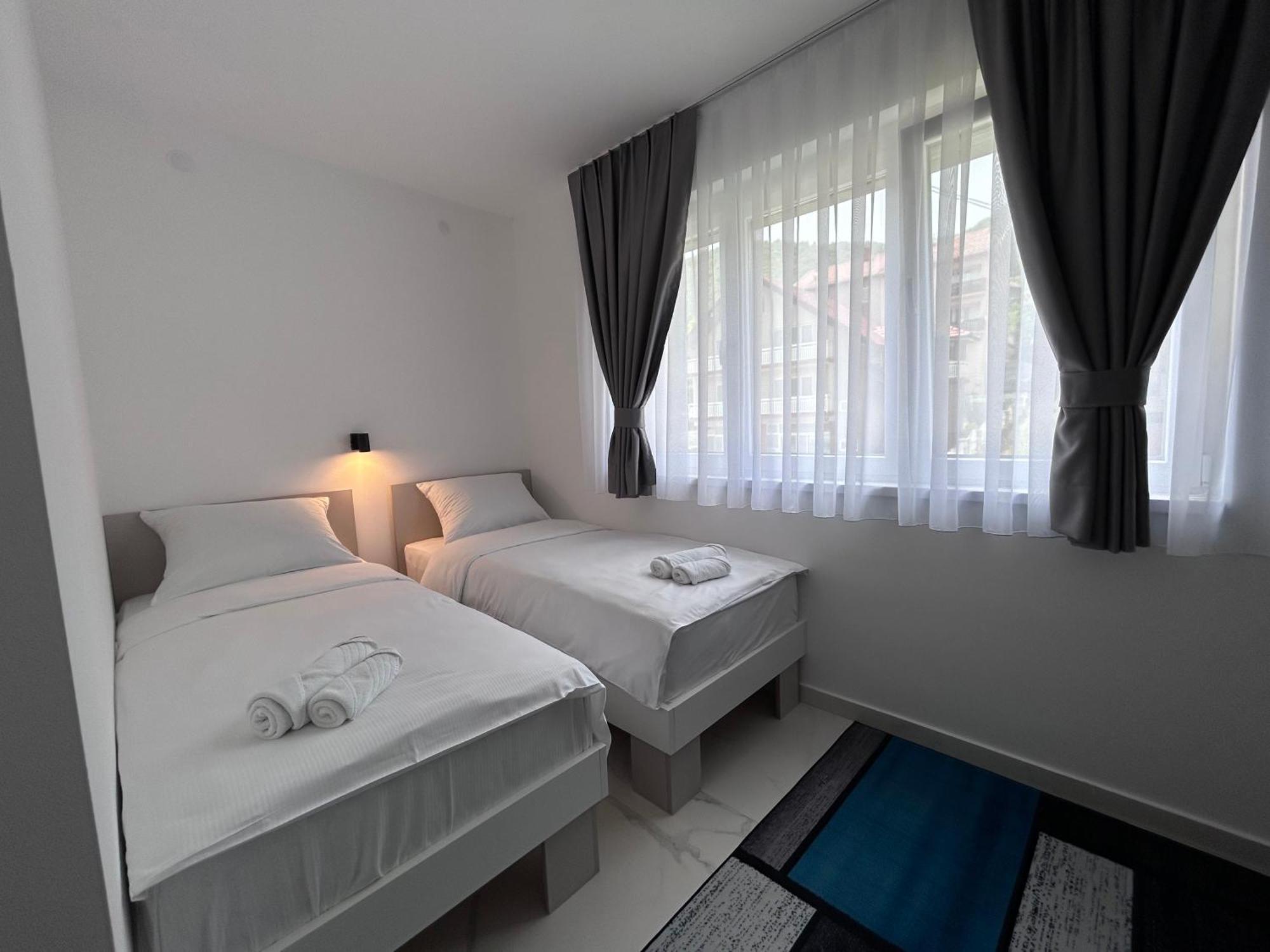 Sunny Corner Apartments Visoko Bagian luar foto