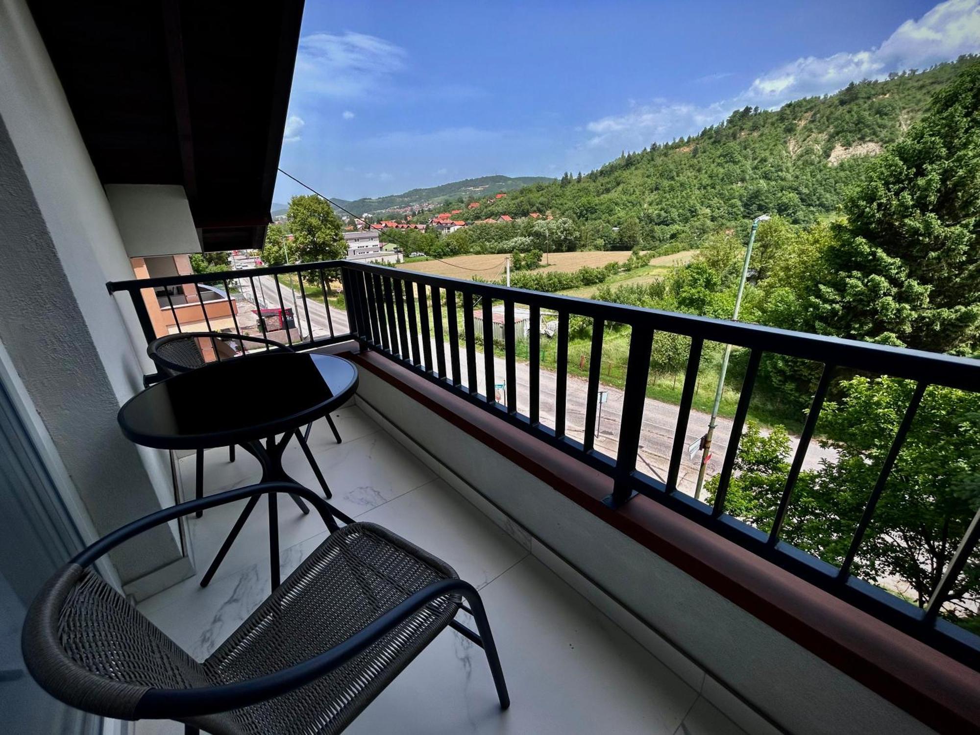 Sunny Corner Apartments Visoko Bagian luar foto